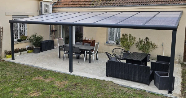 pergolas aluminium avec toit en polycarbonate